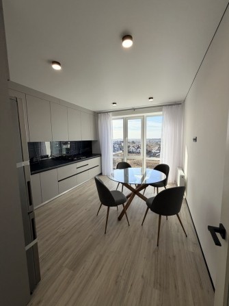 Продаж 1 кімнатної квартири .Ремонт.Меблі.Техніка.Вигляд  на озеро. - фото 1