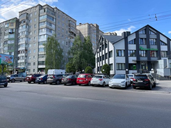 Продам фасадну квартиру. ТОП локація. 12 школа. Вул. Грушевського, біля Приватбанку Ровно