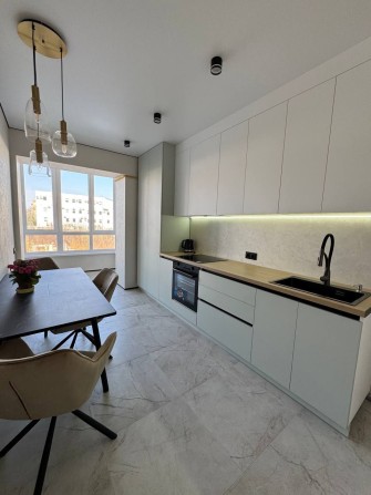 Двокімнатна квартира в новобудові з ремонтом - фото 1