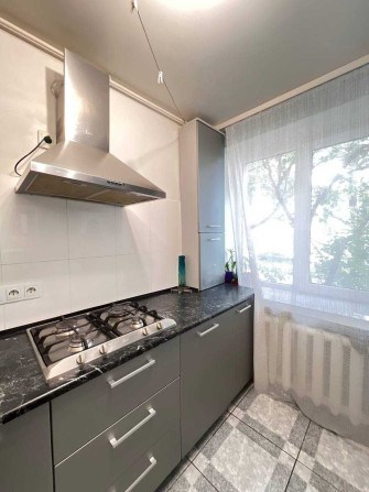 Простора 3-кімнатна квартира з кухнею вітальнею - фото 1