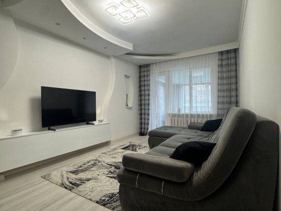 Продаж трикімнатної квартири з ремонтом у зручній локації міста Ровно