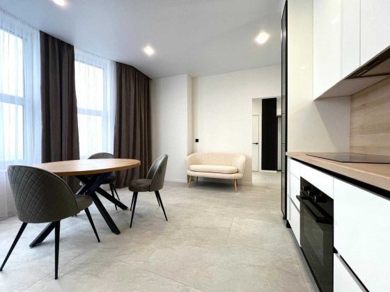 Продам простору 1 кімнатну квартиру з ремонтом, хороша локація !!!! Ровно