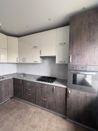 Простора 1-кімнатна квартира з ремонтом — готова до заселення - фото 1