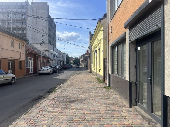 2-к, центр, поруч з пл. Петефі Ужгород