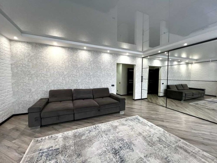 Продам 3-кімнатну квартиру з ремонтом в новобудові - фото 1