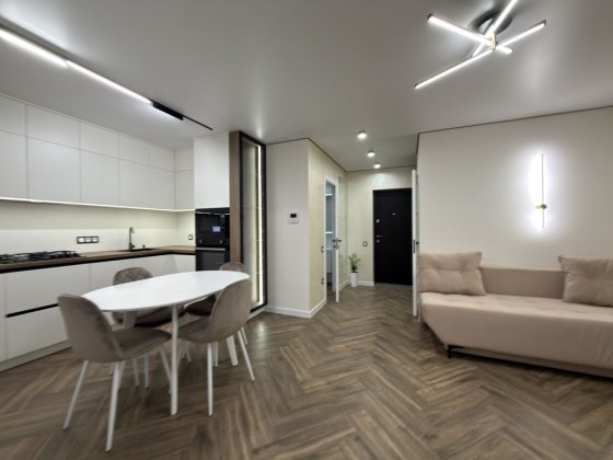 Нова , стильна квартира, з гардеробом