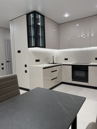 Продам 2х кімнатну квартиру з ремонтом та коморою! - фото 1