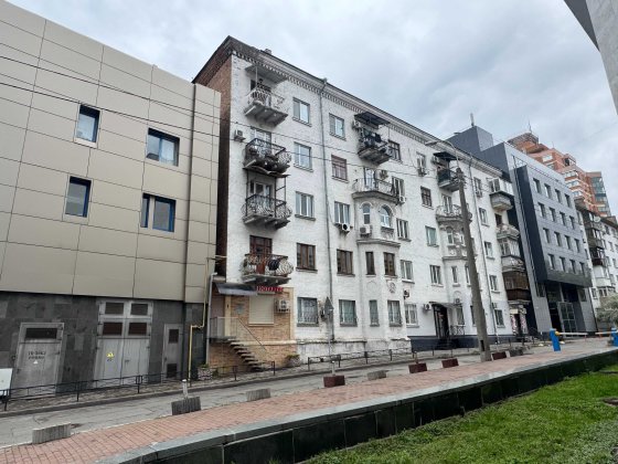 ПРОДАЖ комфортної 2-х кімнатної  56 м кв квартири "сталінки", 350 метрів до м Печерська, історичний 