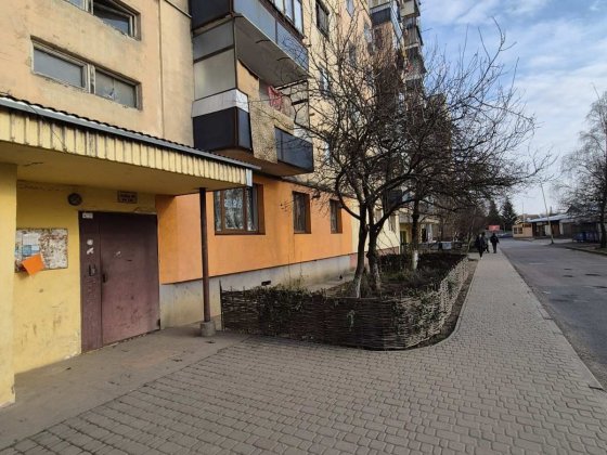 Продається 3х кім-на кв-ра в акуратному стані біля  супермарк  Велмарт Ужгород