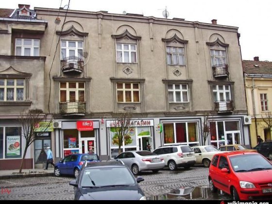 Продам 3-кімнатну квартиру з гаражем та господарським приміщенням. Ужгород