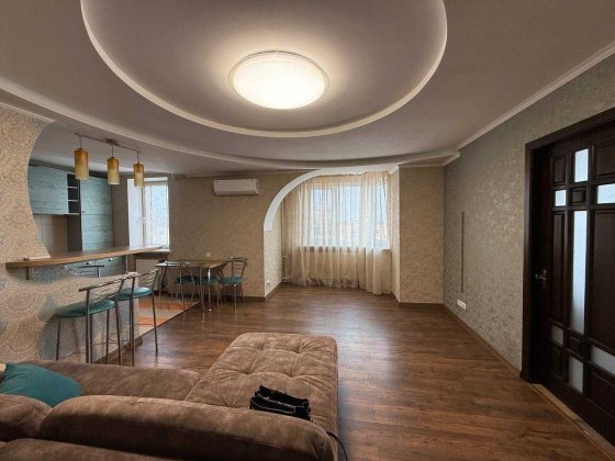 4 кімнатна квартира в центрі з ремонтом і меблями. Черкаси