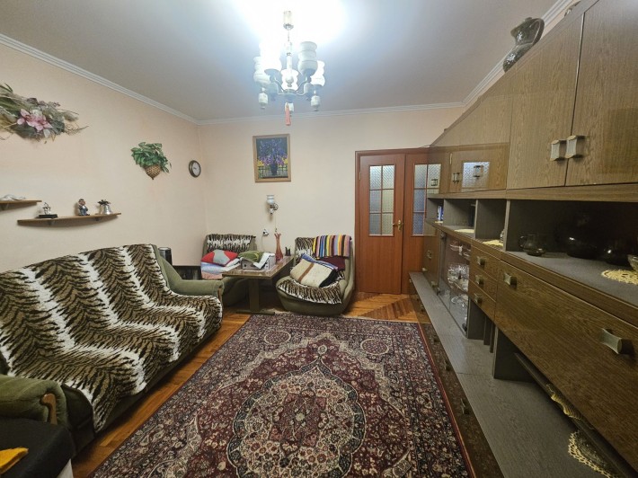 Продається трикімнатна квартира  неподалік центру - фото 1