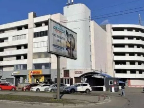 Здається паркомісце на 1 поверху