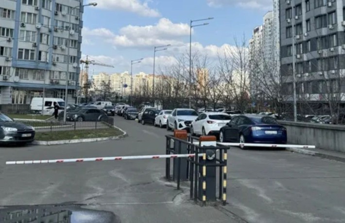 Паркомісце Дніпровська набережна 26в, Південна брама - фото 1