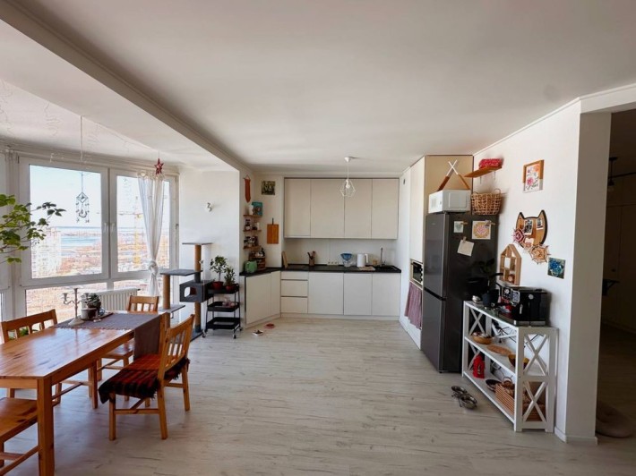 ВІД ВЛАСНИКА! Світла 2-кімнатна квартира на Митниці | Панорамні вікна - фото 1