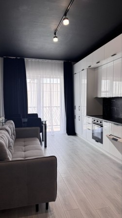 Продається сучасна, велика 1,5 кімнатна квартира. ЖК Садовий. - фото 1