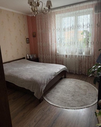 Простора 3-кімнатна квартира з ремонтом у центрі Поділля - фото 1