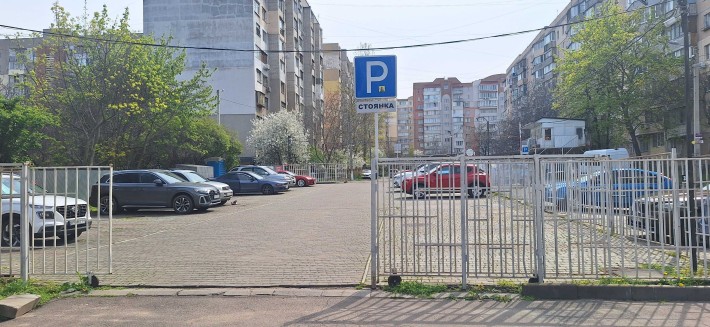 Продам місце на стоянці Київський район (вул. Євгена Чикаленка / Вільямса) - фото 1