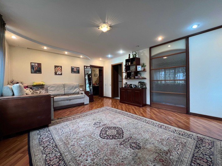 Продам 3-комнатную квартиру с гаражом на улице Майская - фото 1