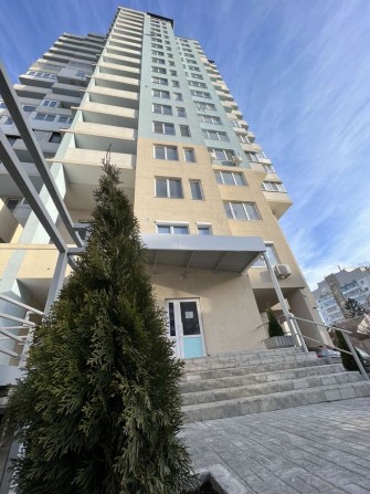 Продаж двокімнатної квартири в новому будинку з коморою - фото 1