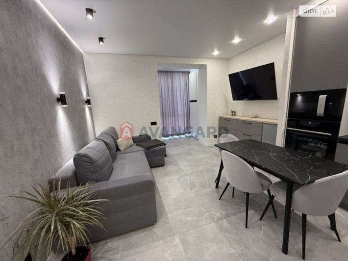 Продам квартиру з двома спальнями та кухня студія - фото 1