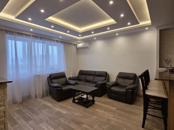 Продаж 4х кім. квартири, вул. Туманяна 15а. Метро  Лівобережна.