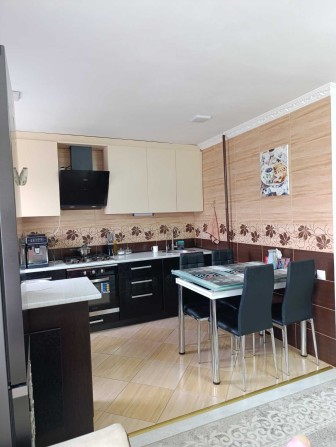 Продам трикімнатну квартиру з ремонтом - фото 1