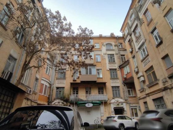 Продам историческую 2к квартиру в центре Театральный бульвар Закрытый двор Дніпро