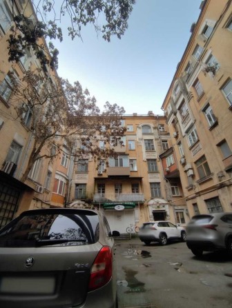 Продам историческую 2к квартиру в центре Театральный бульвар Закрытый двор - фото 1