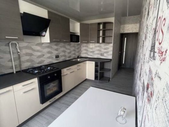 Продам 2 комнатную кввртиру с ремонтгм пр Слобожансктй ,рядом Центр Дніпро