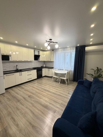 Велика 3-кімнатна квартира 106 м² з євроремонтом у цегляному будинку - фото 1