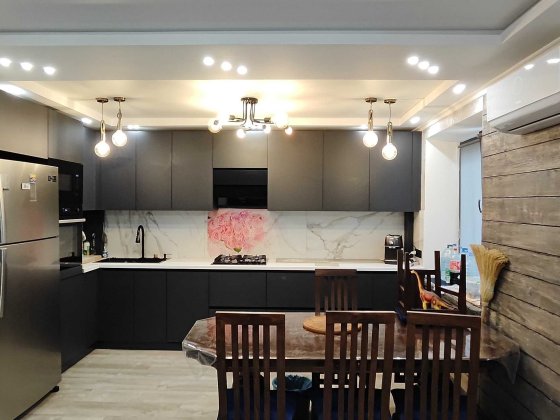 Трикімнатна квартира покращеного планування.Сучасним,євроремонтом.Третій поверх.Цегляний будинок