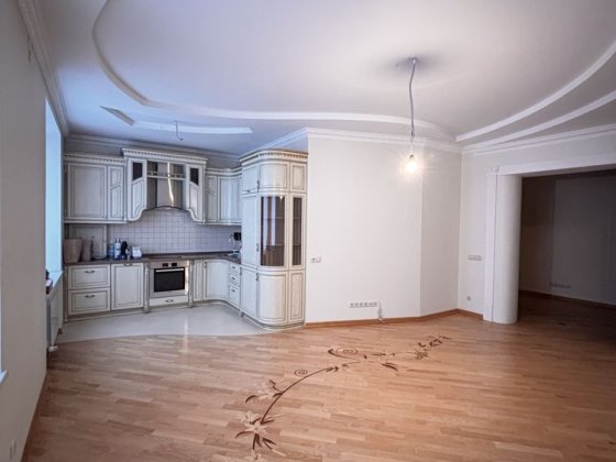 Продається  трьох кімнатна квартира