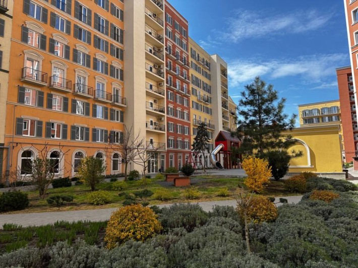 Продам стильную компактную квартиру с просторной кухней 16 метров в ЖК Виа Рома. - фото 1