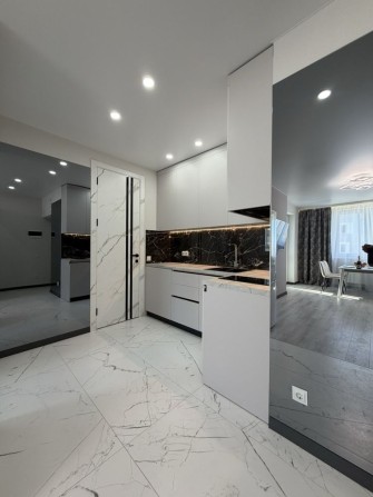 Спальня и просторная кухня-студия в ЖК «Гидропарк» - фото 1