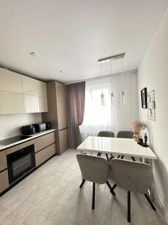 ТОП 2 комн. квартира — дизайнерский ремонт, мебель,техника в престижном ЖК на Сахарова!   АМ - фото 1