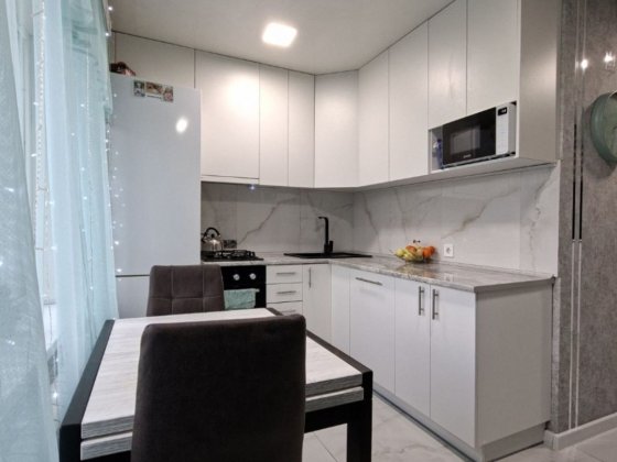 Продается 2х  комн квартира, 9/9 этаж,  ул. Школьная, сертификат Запорожье