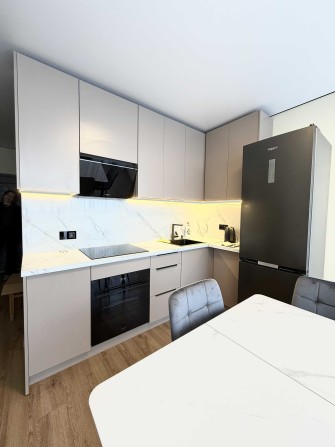 Продаж квартири з ремонтом в новобудові вул Роксоляни - фото 1