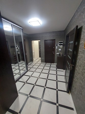 Продам 4х квартиру улучшенной планировки центр Залютино - фото 1