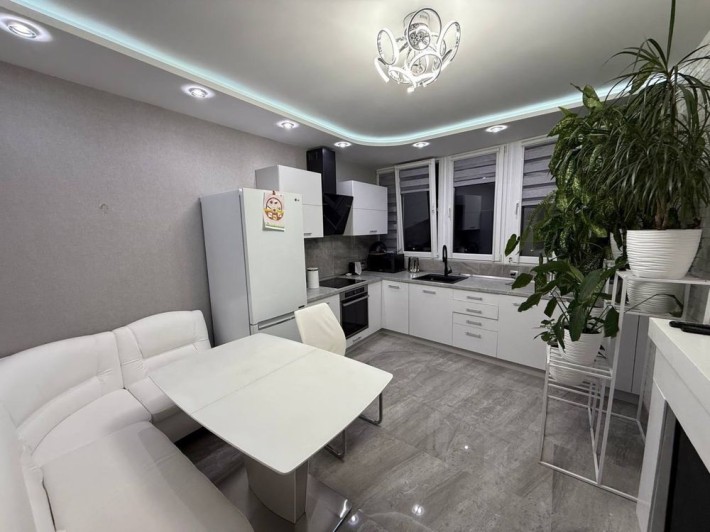 Красивая 2 ком. квартира в доме новых построек на Королева-Таирова - фото 1