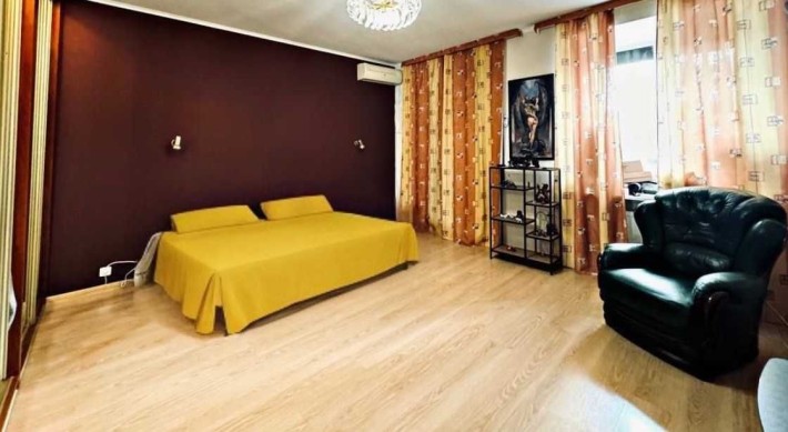 Центр , Університет ,  велика 2к квартира, перший поверх ( 81652) - фото 1