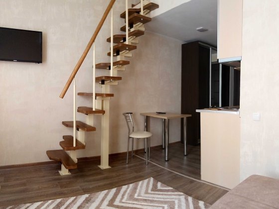 G9  2-рівнева гостинка з дизайнерським ремонтом біля метро Харків