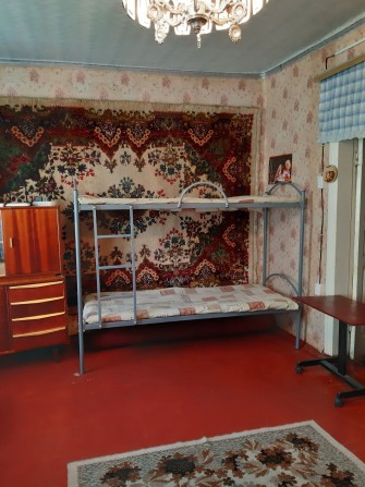 Сдам койко-места в комнате в частном доме от хозяев 2000 грн в месяц, конечная. - фото 1
