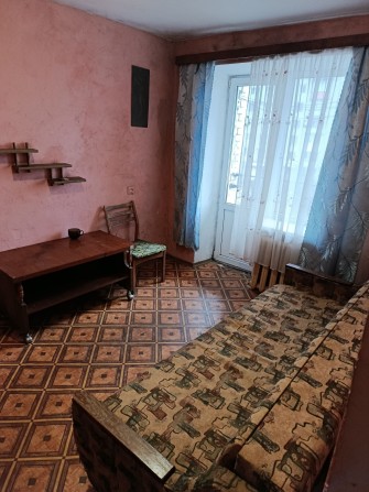 Кімната з болконом в трехкімнатьній квартирі. - фото 1