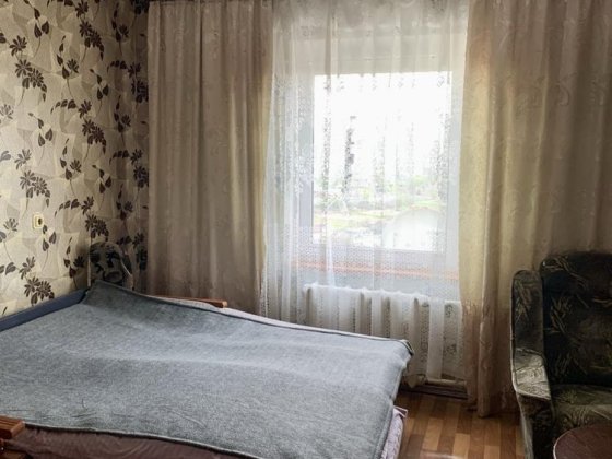 Здається окрема кімната в просторій 3-кімнатній квартирі.