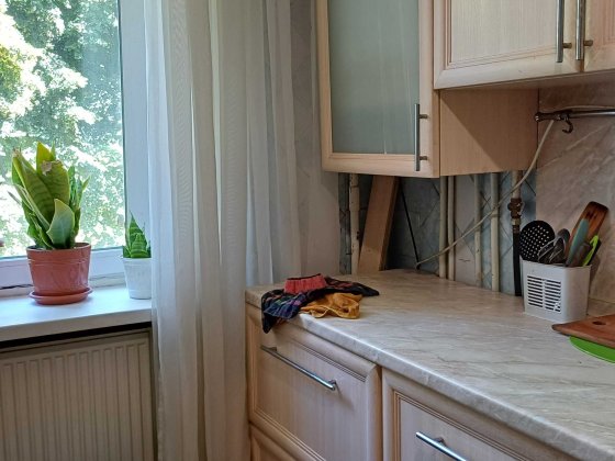 Здаеться окрема кімната для однієї дівчини без хозяйкі