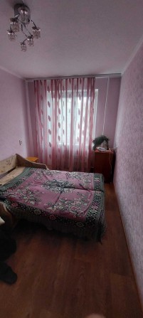 Сдам комнату в 2к кв с проживанием и хозяина - фото 1