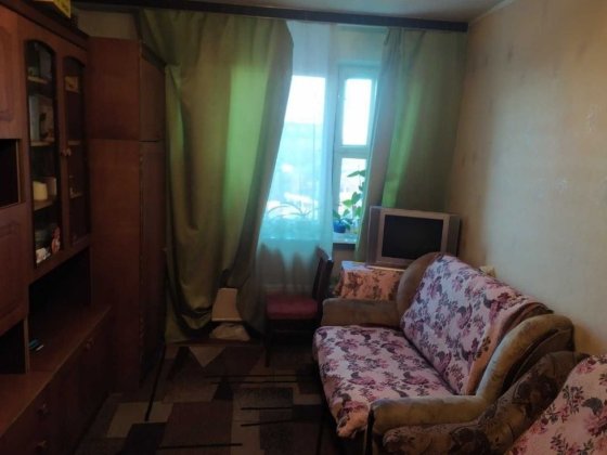 Велика кімната в комунальній квартирі, без хазяїв