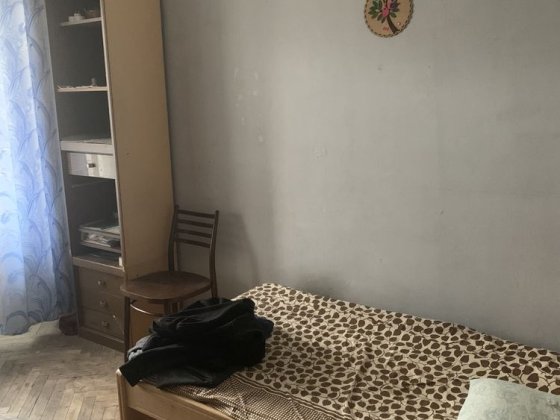 Здається кімната,поруч метро Лісова