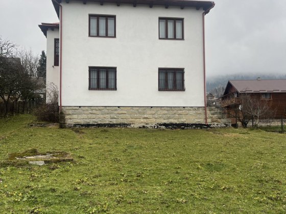 Котедж в центрі Яремче 240 м2